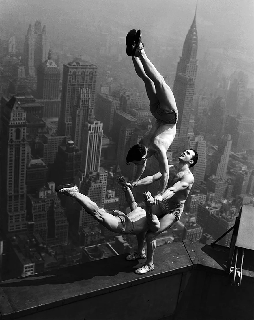 Акробаты балансируют на вершине Эмпайр-Стейт-Билдинг 1934 год. Красивая картинка