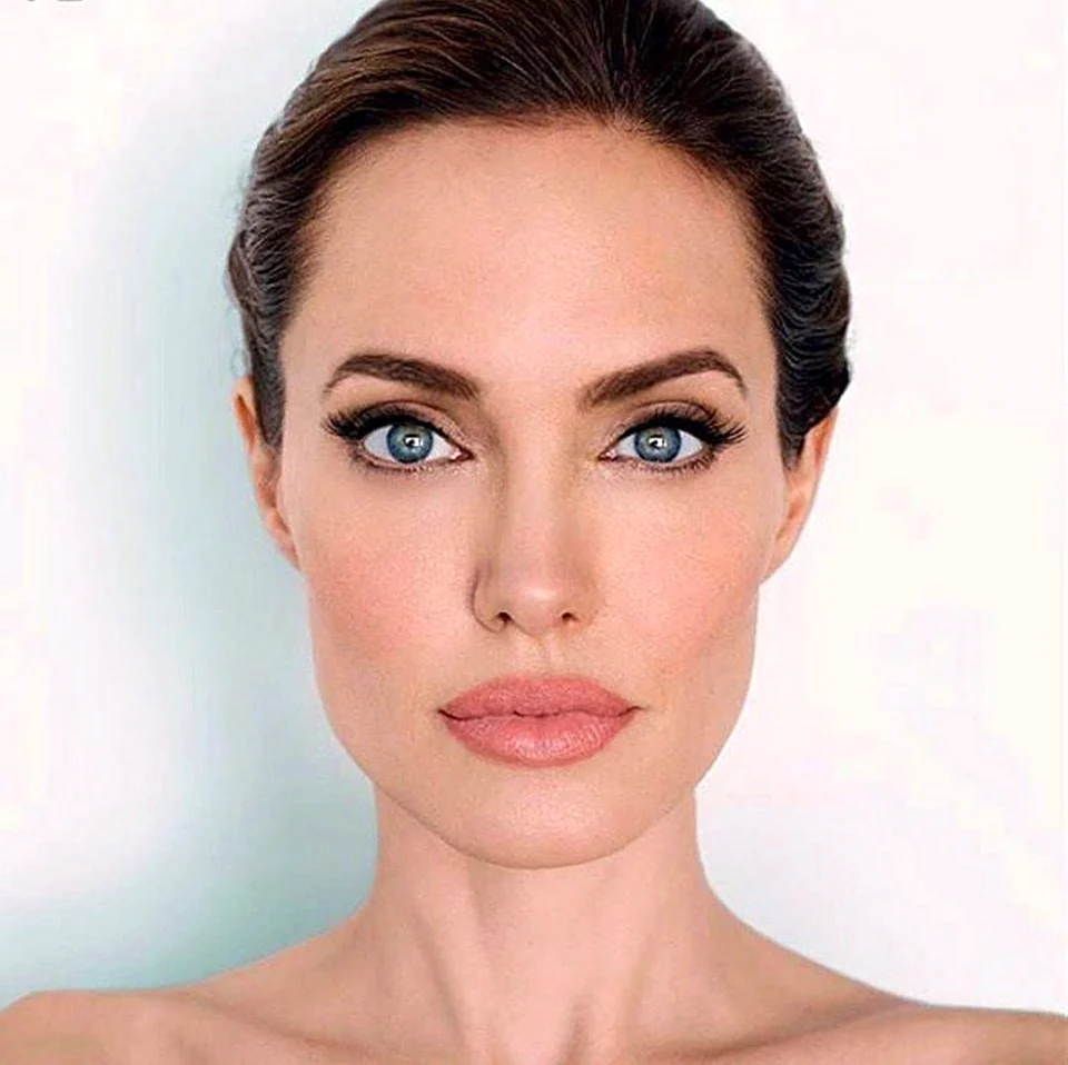 Анджелина Джоли анфас. Красивая девушка