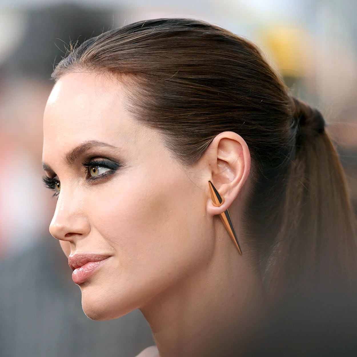 Анджелина Джоли профиль. Красивая девушка