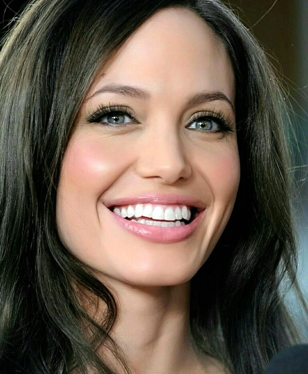 Анджелина Джоли ухмылка. Красивая девушка