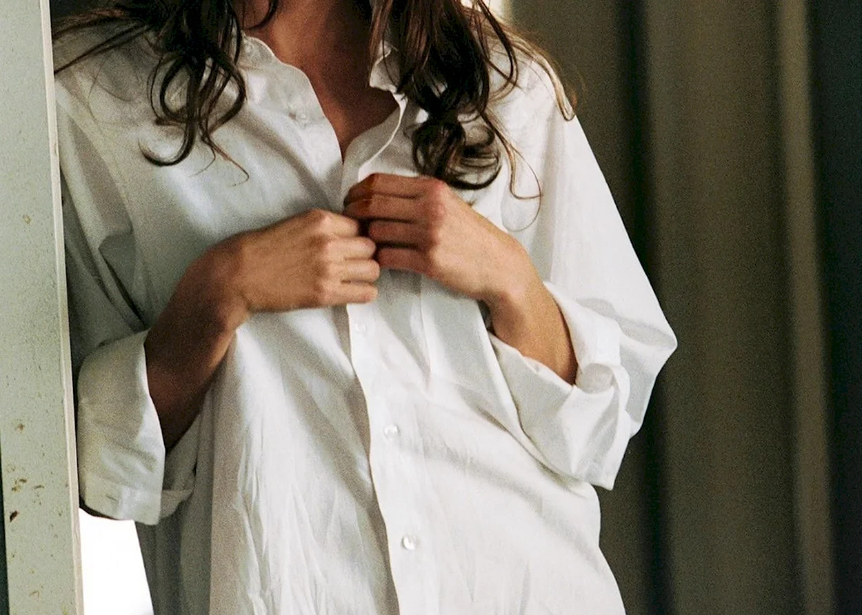 Анджелина Джоли в мужской рубашке. Красивая девушка