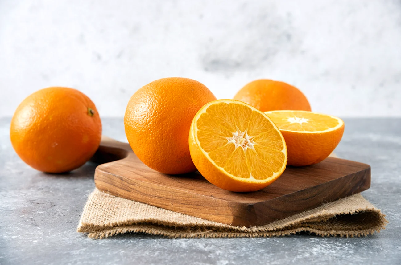 Апельсин на деревянном столе. Картинка