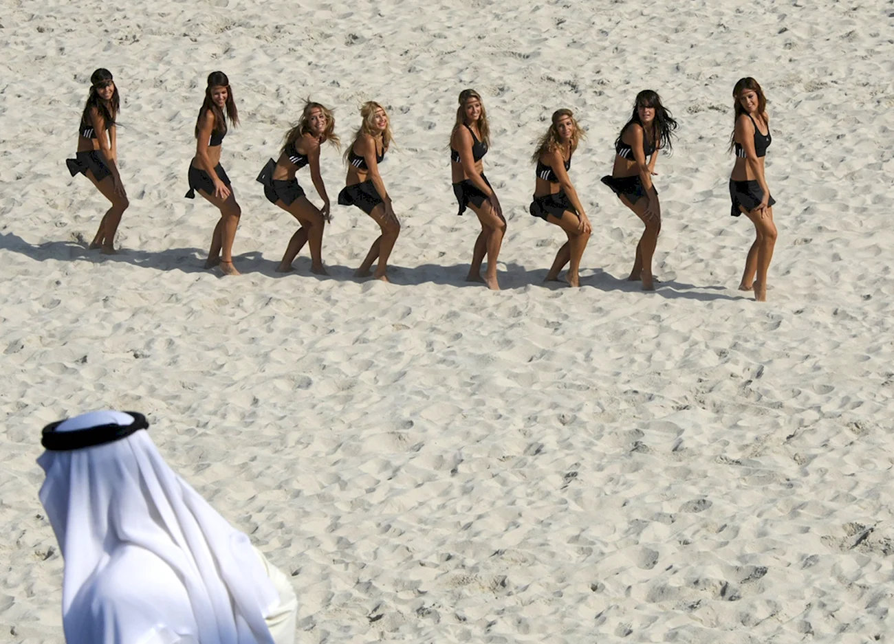Арабы девушки на пляже. Прикольная картинка