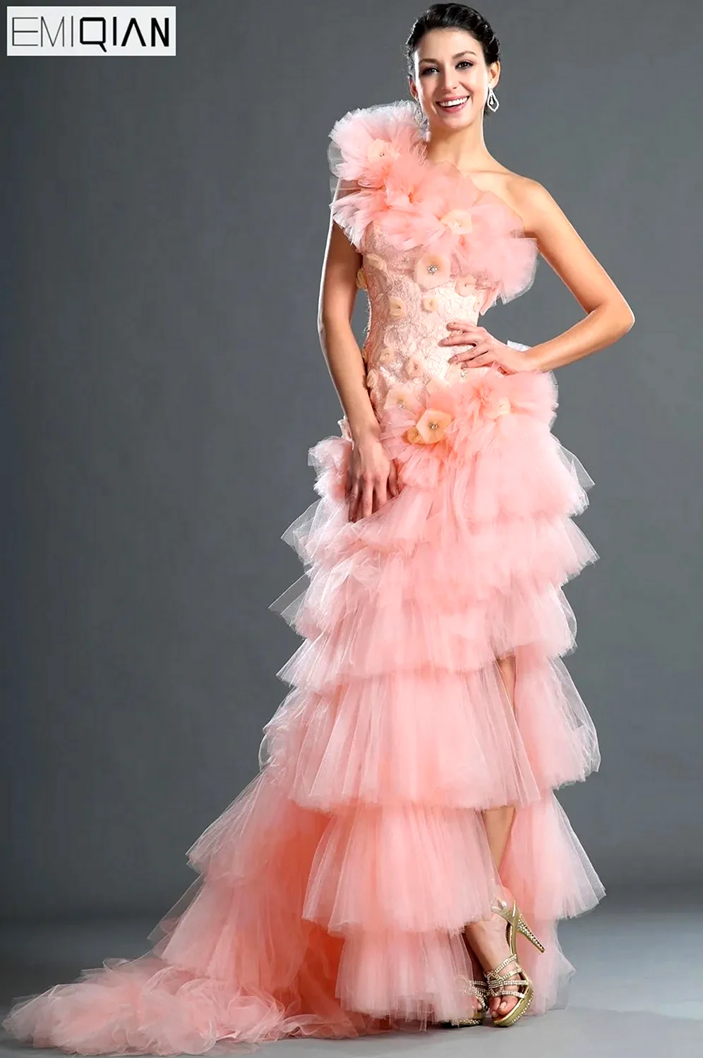 Ассиметричное платье с блестками розовое. Красивая картинка