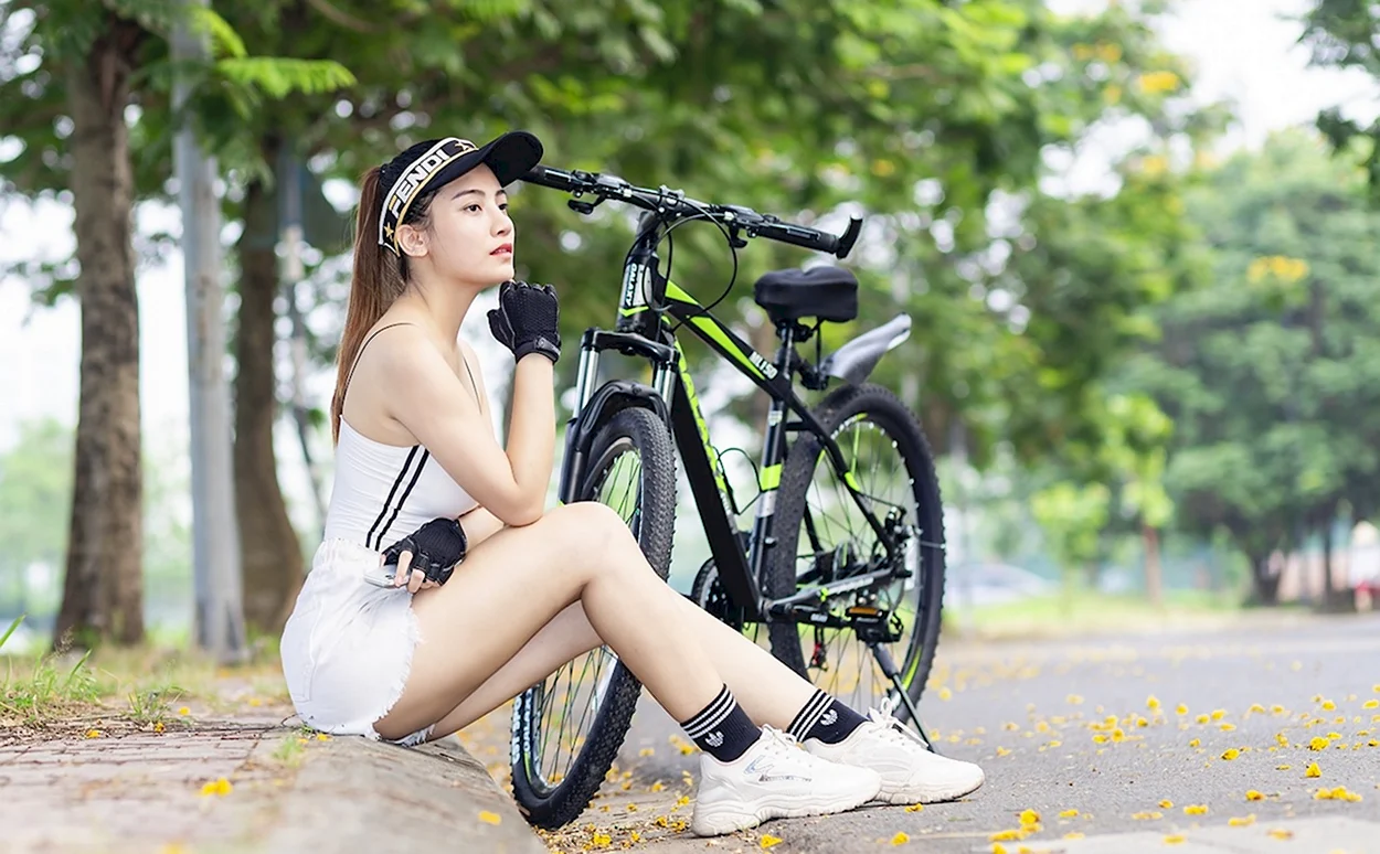 Азиатская девушка велосипед. Красивая девушка