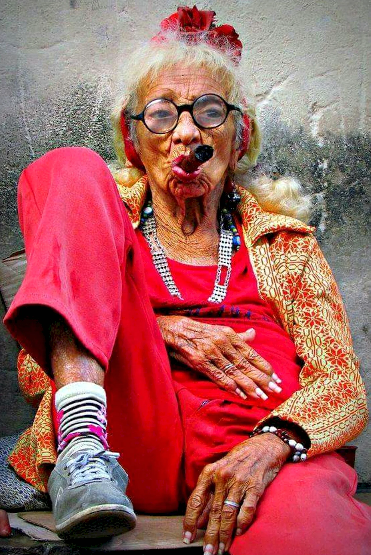 Бабка модная с сигарой. Прикольная картинка