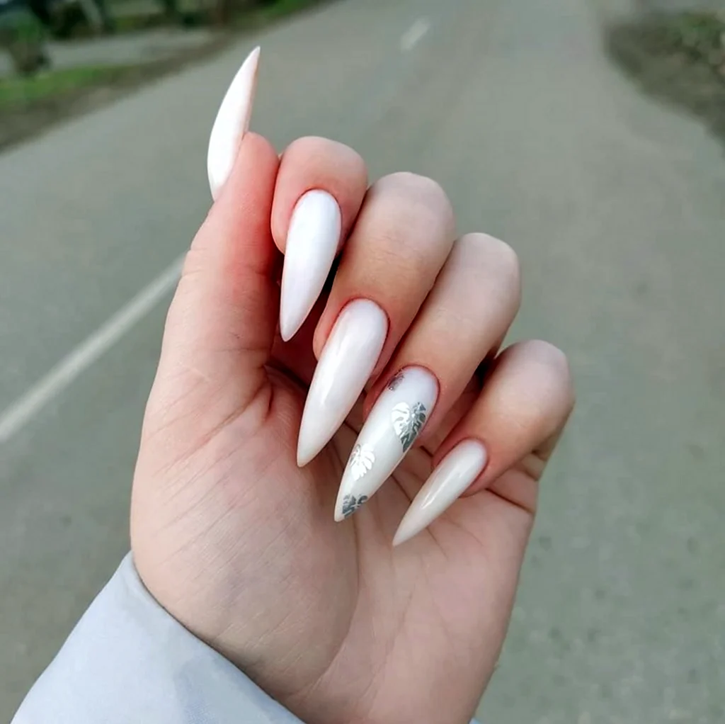 Белые острые ногти. Красивая картинка