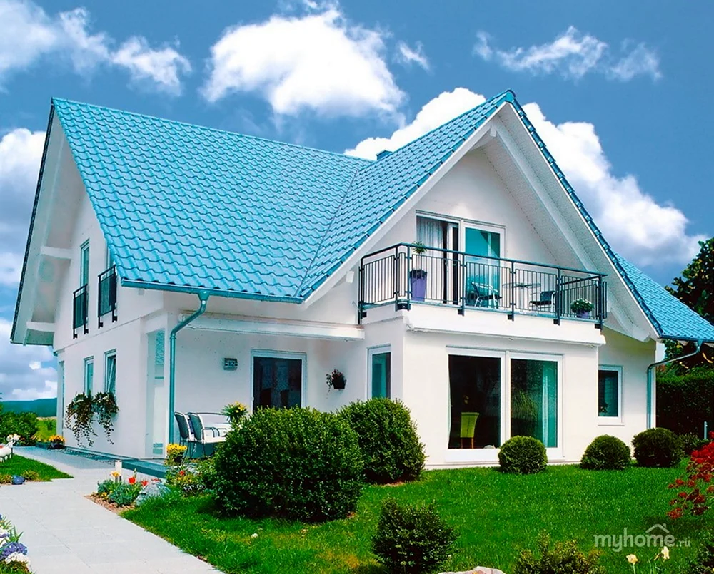 Белый дом с синей крышей. Красивая картинка