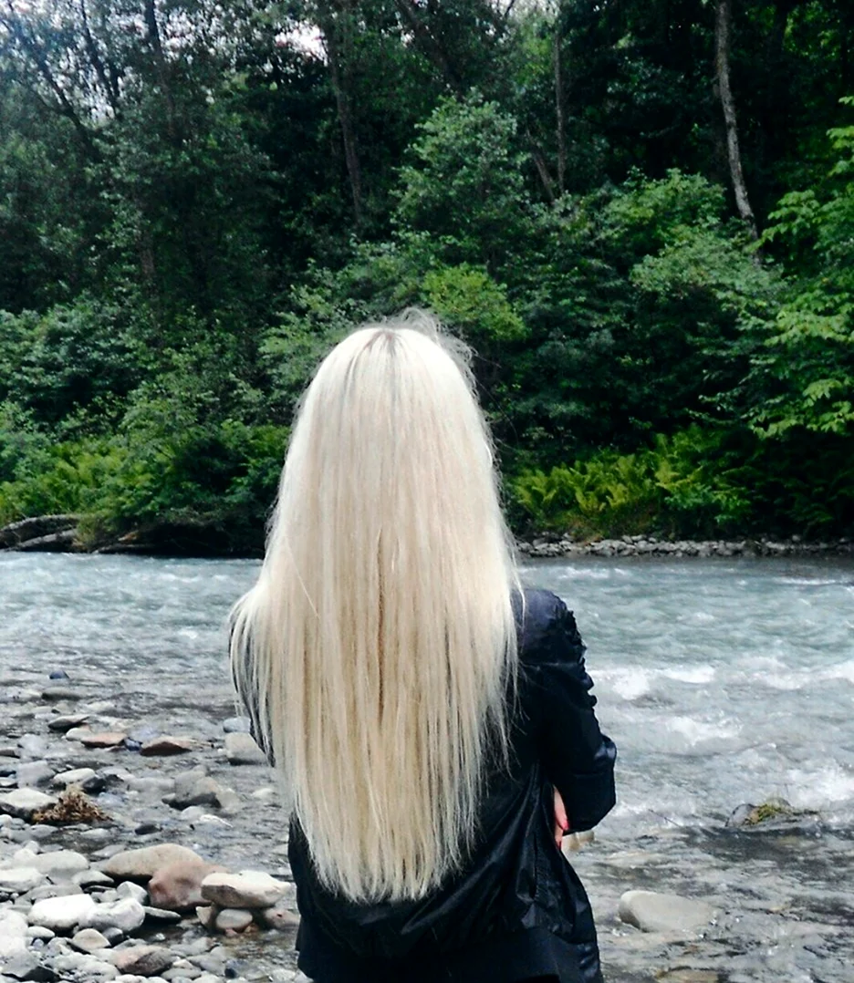Блондинка с длинными волосами со спины. Красивая девушка