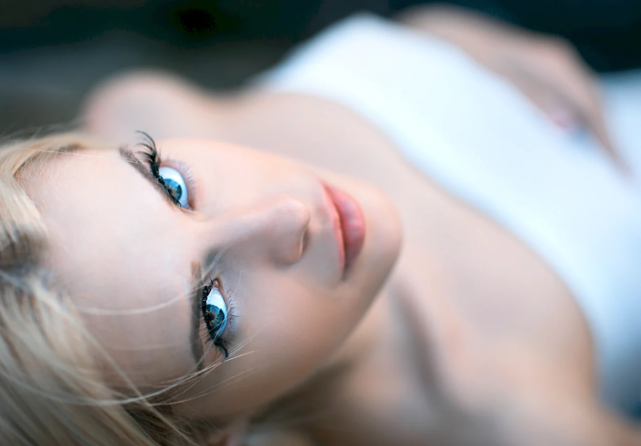 Блондинка с голубыми глазами. Красивая девушка