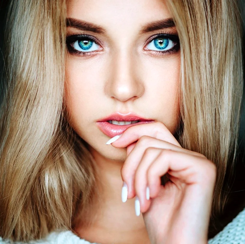 Блондинка с голубыми глазами. Красивая девушка