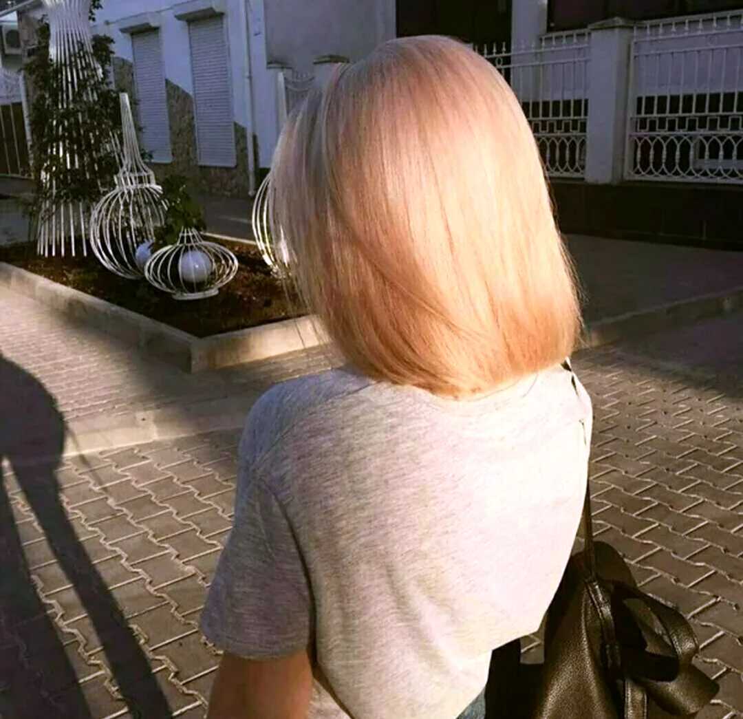 Блондинка с каре со спины. Красивая девушка
