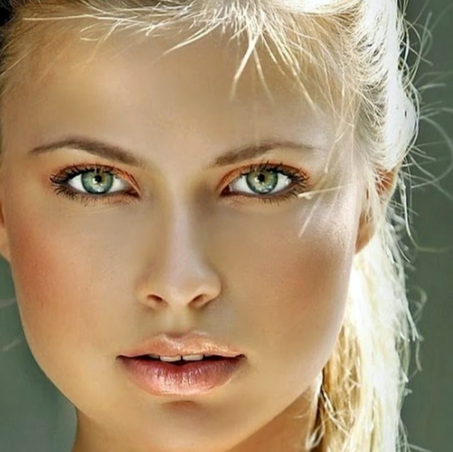 Блондинка с зелеными глазами. Красивая девушка