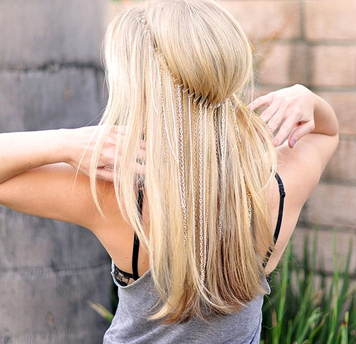 Блондинка волосы сзади. Красивая девушка