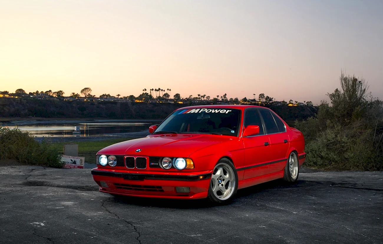 BMW e34 красная. Картинка