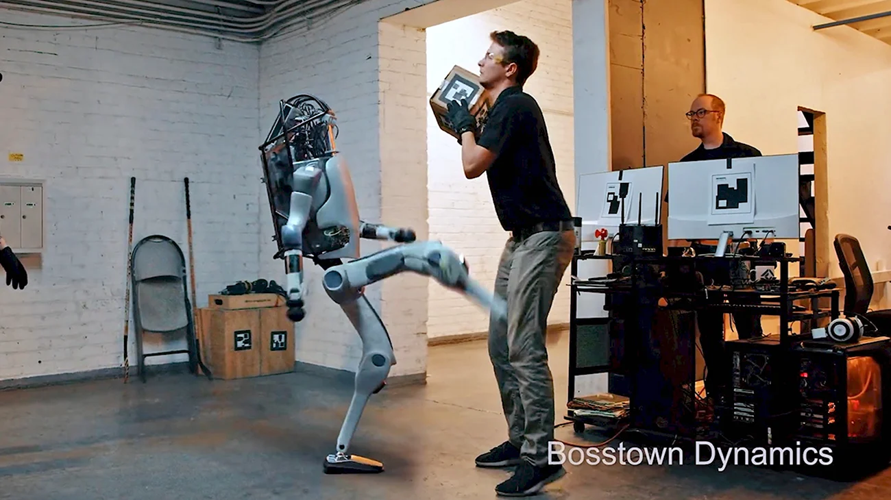 Бостон Дайнемикс робот и человек. Прикольная картинка