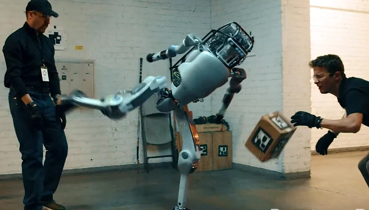Бостон Динамикс человек и робот. Прикольная картинка