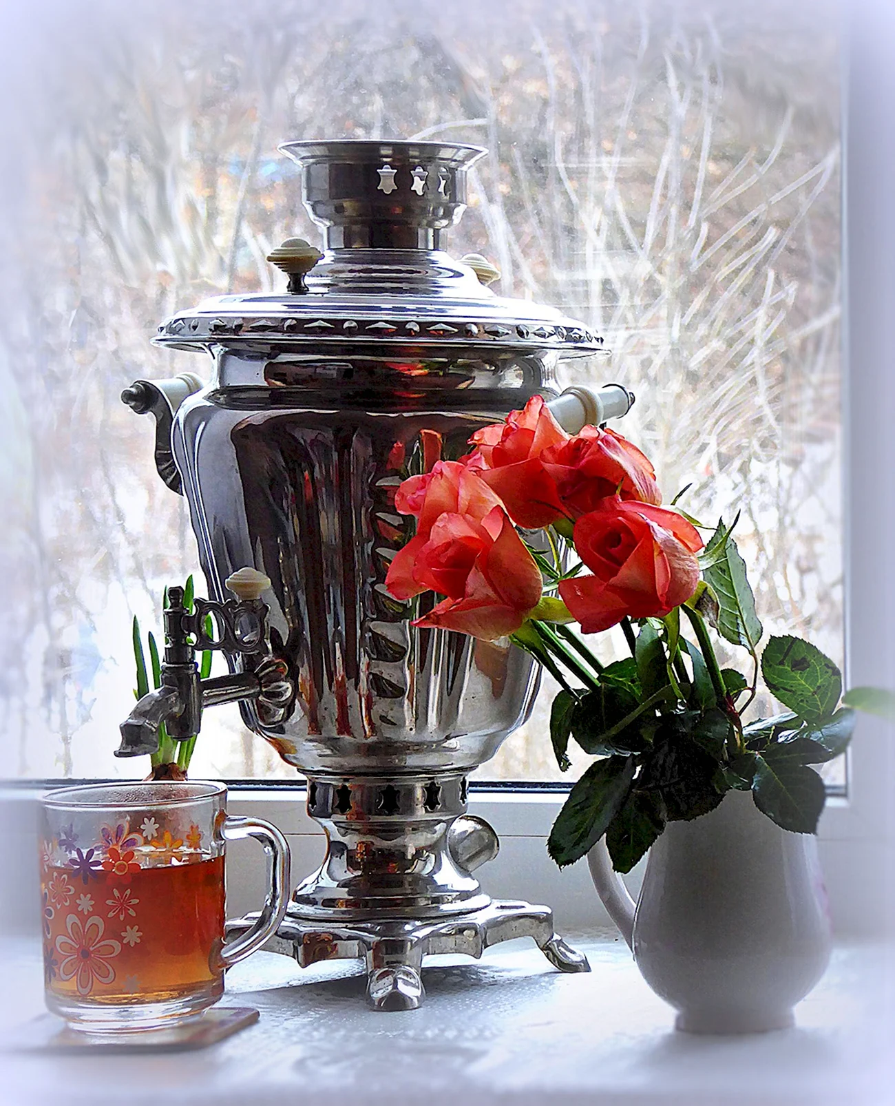 Чай из самовара зимой. Красивая картинка