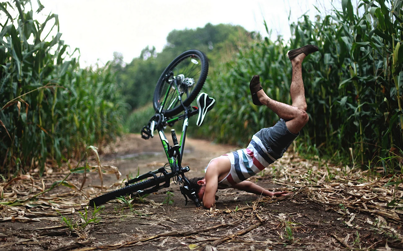 Человек падает с велосипеда. Прикольная картинка