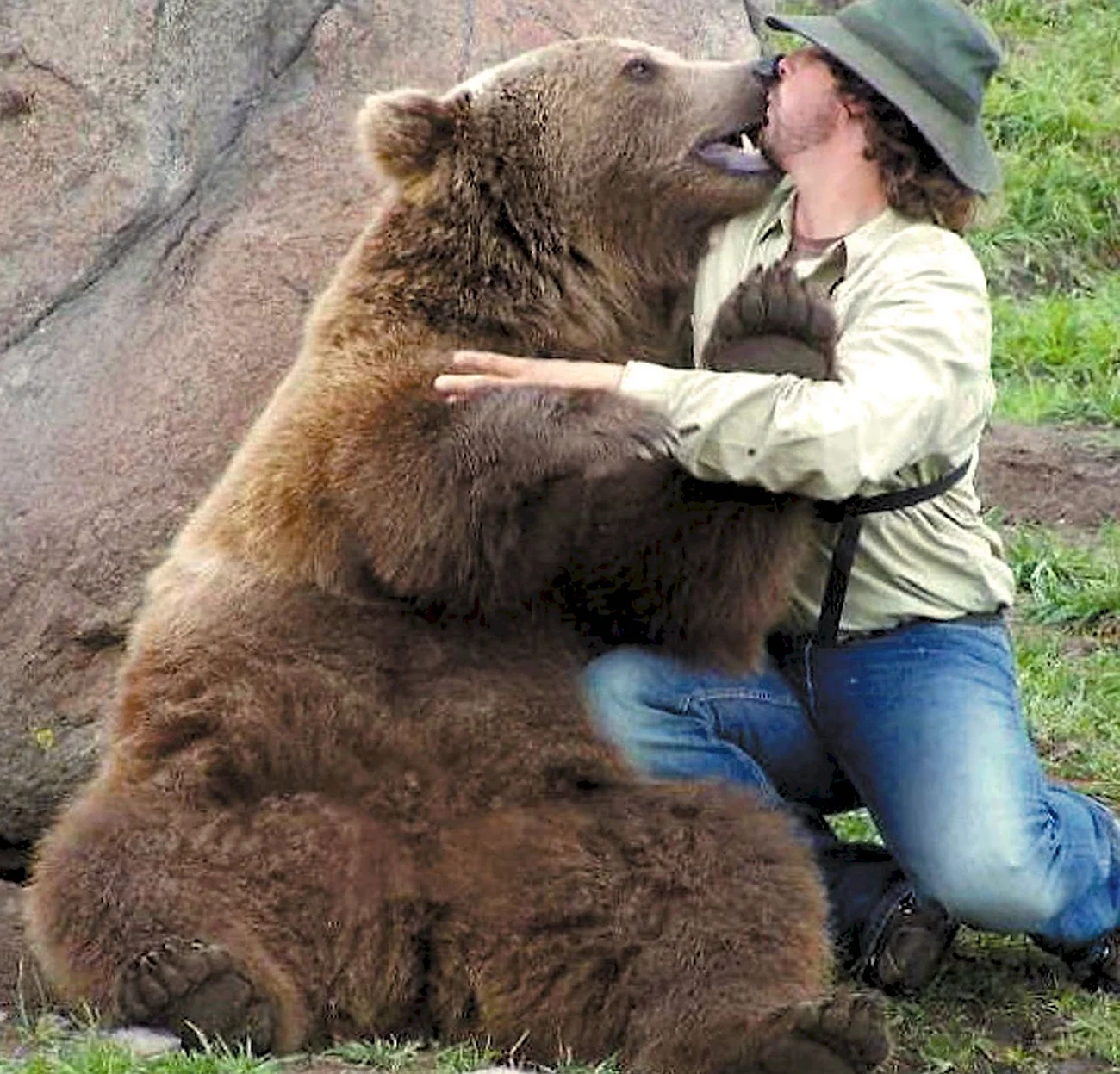 Человек с медведем в обнимку. Картинка
