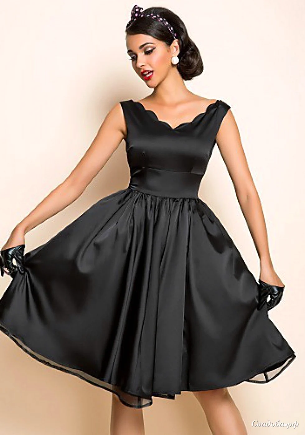 Черное платье в стиле ретро. Красивая картинка