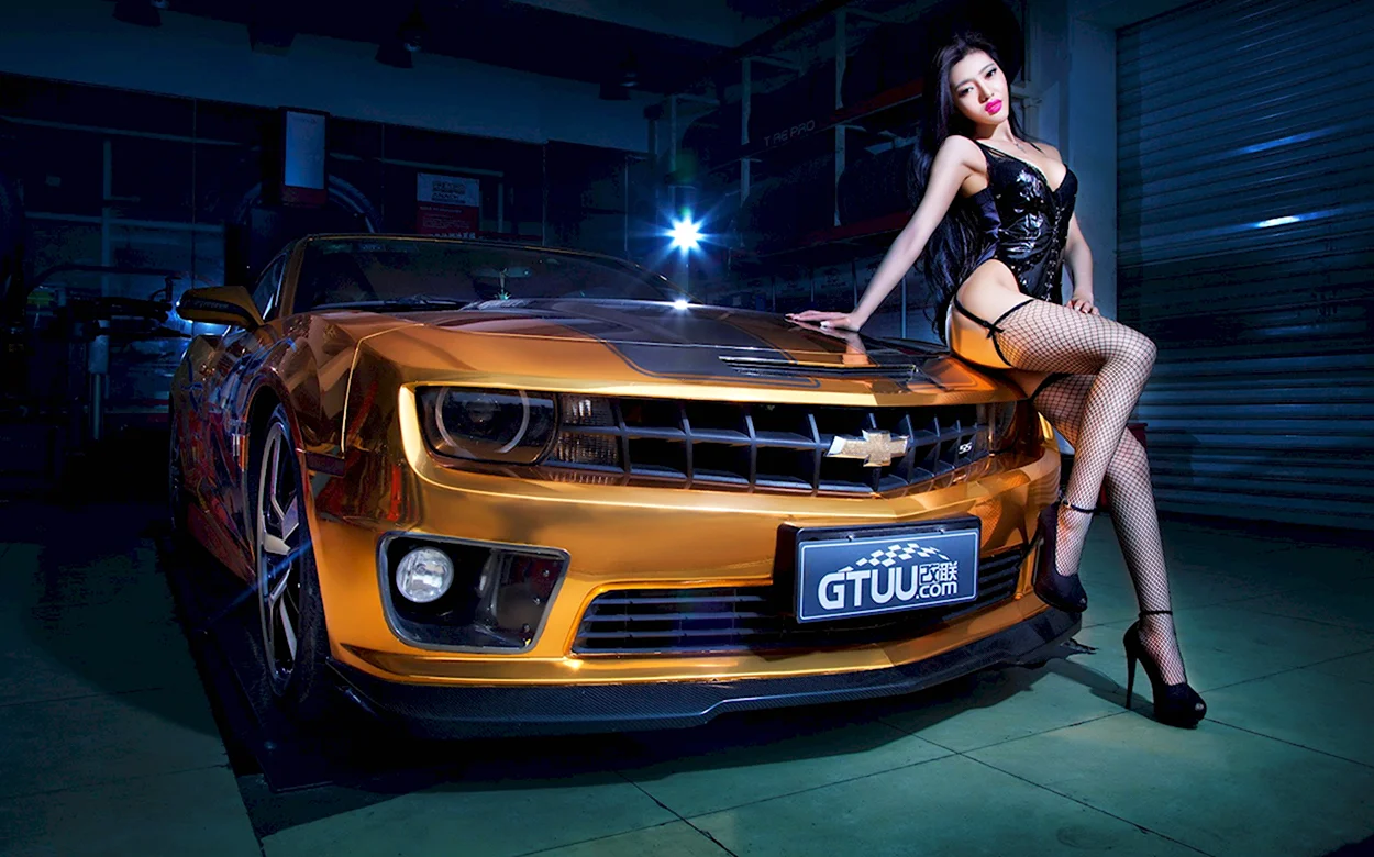 Chevrolet Camaro и девушка. Красивая девушка