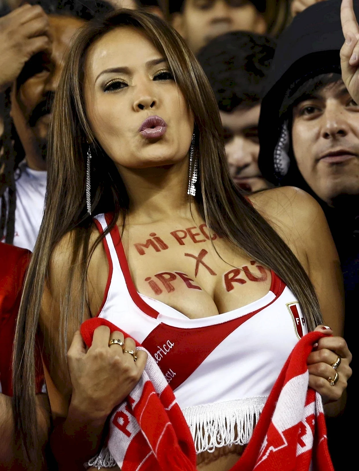 Чили футбольные болельщицы. Красивая девушка