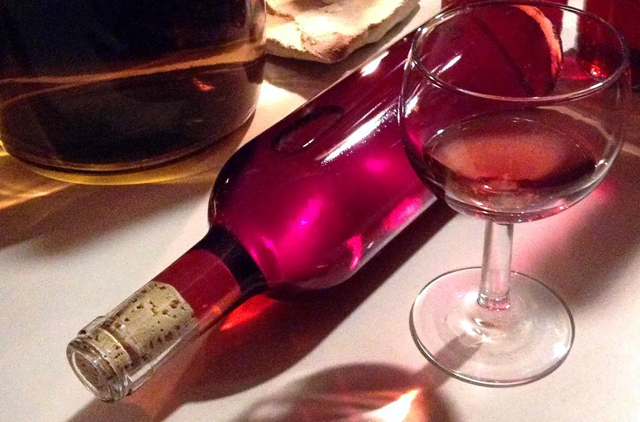 Дегустация розового вина. Картинка