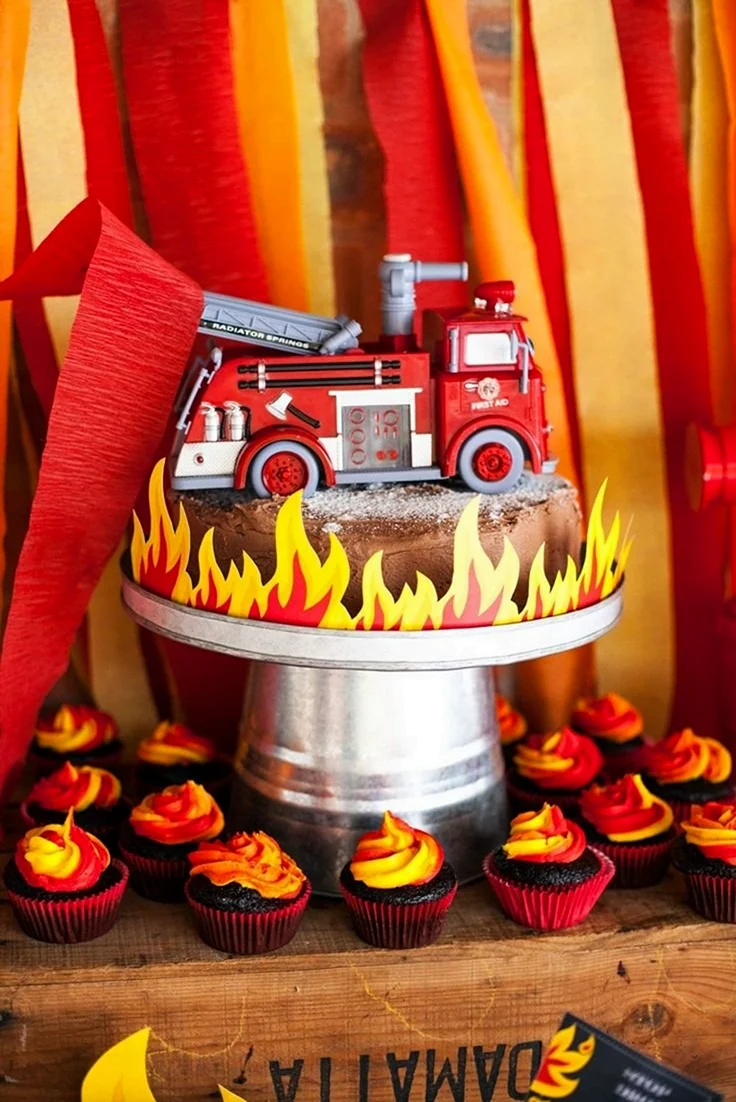 Декор торта пожарному. Красивая картинка