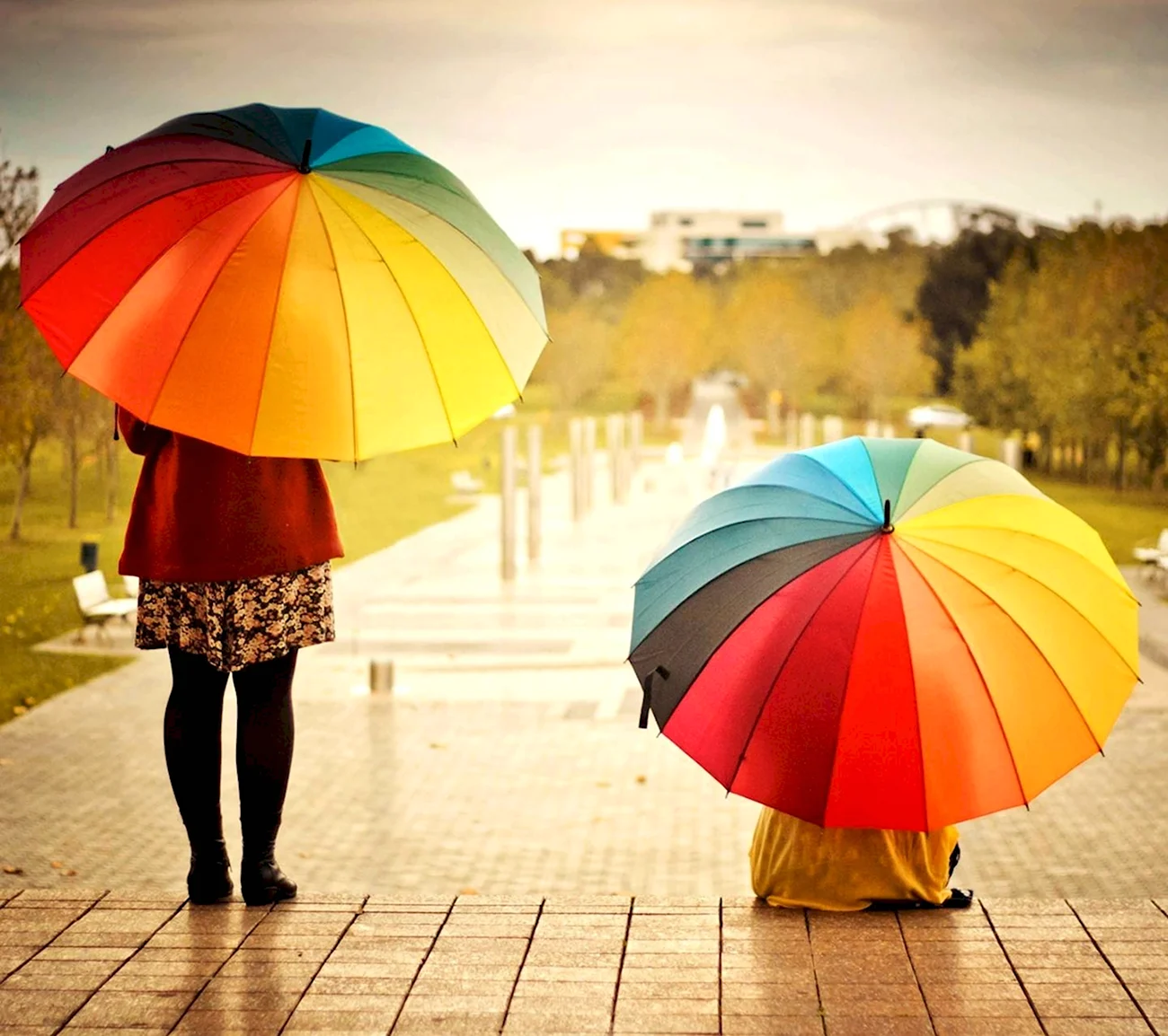 Девочка с разноцветным зонтиком. Картинка