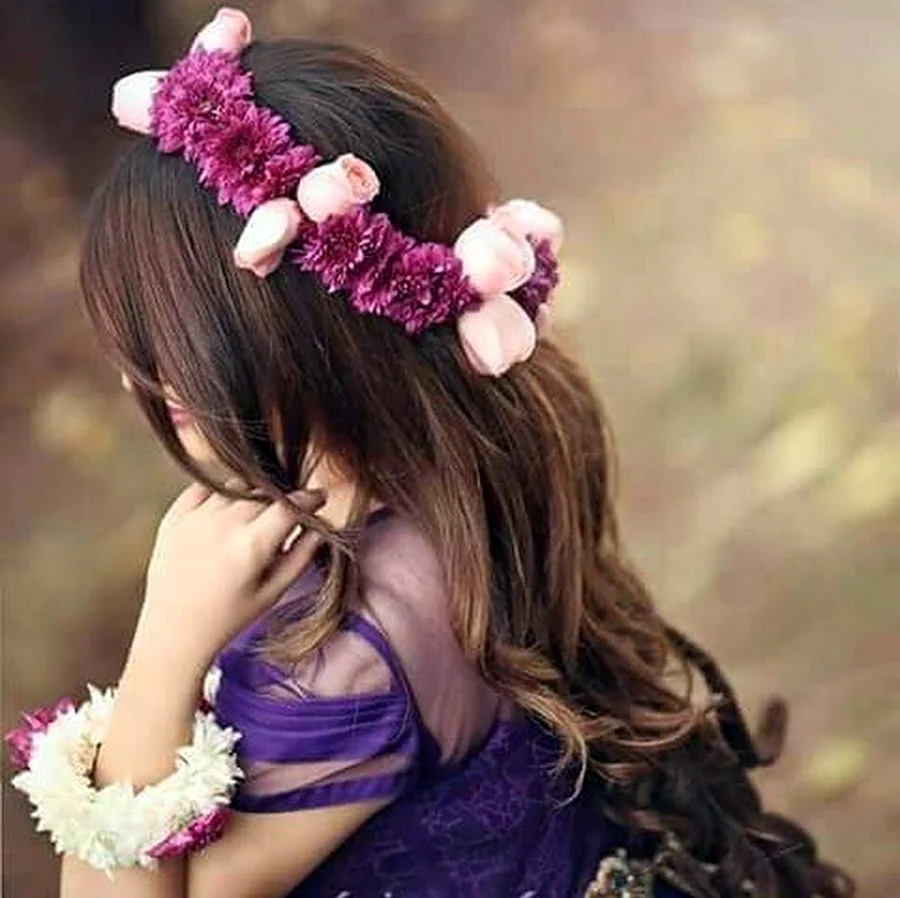 Девочка с цветком в профиль. Красивая картинка