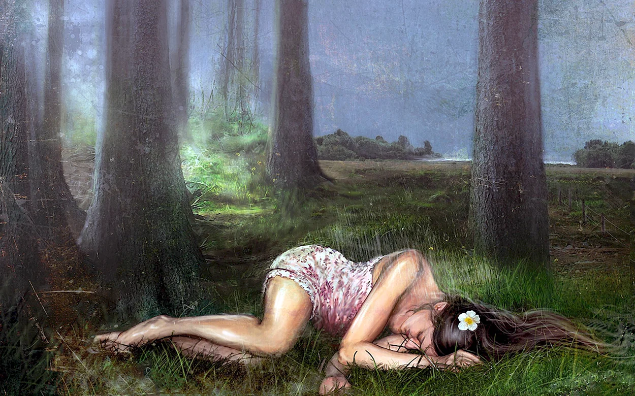 Девушка лежит в лесу. Красивая девушка