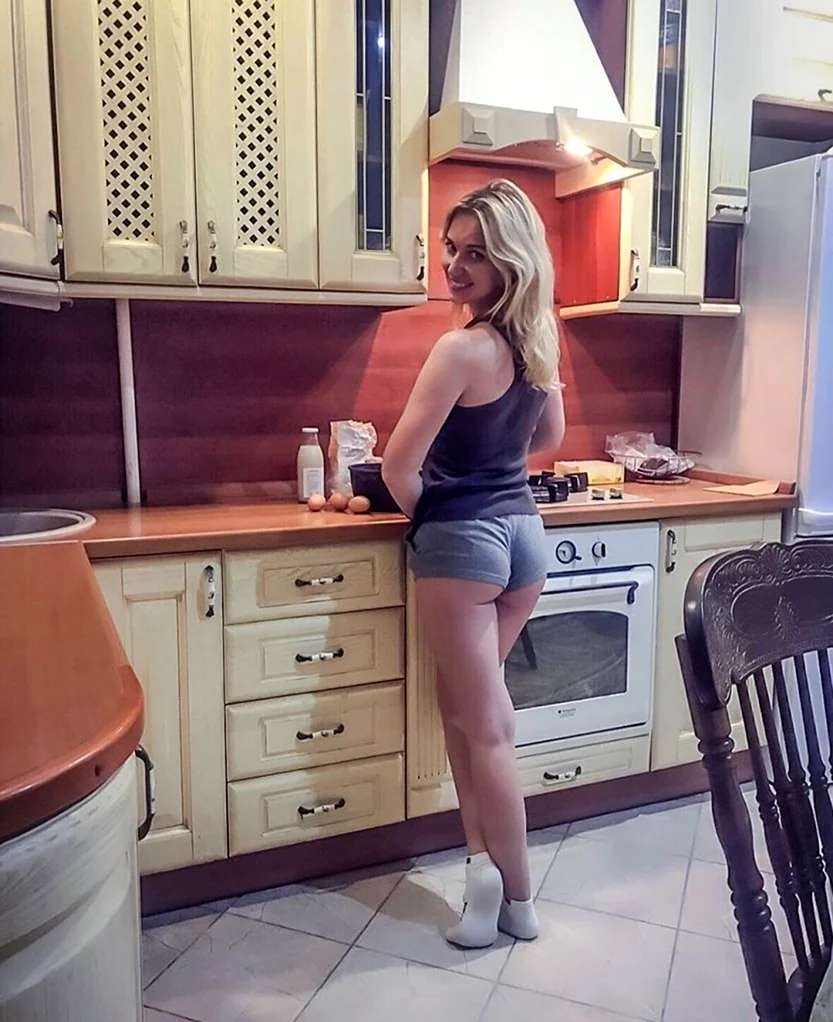 Девушка на кухне. Красивая девушка