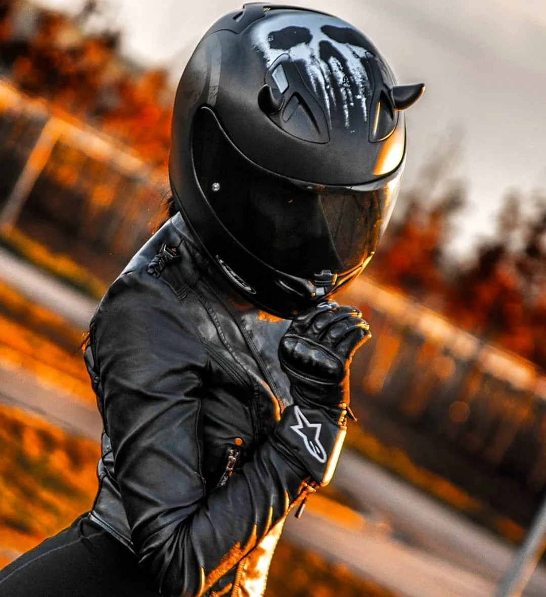 Девушка на мотоцикле в шлеме. Красивая картинка