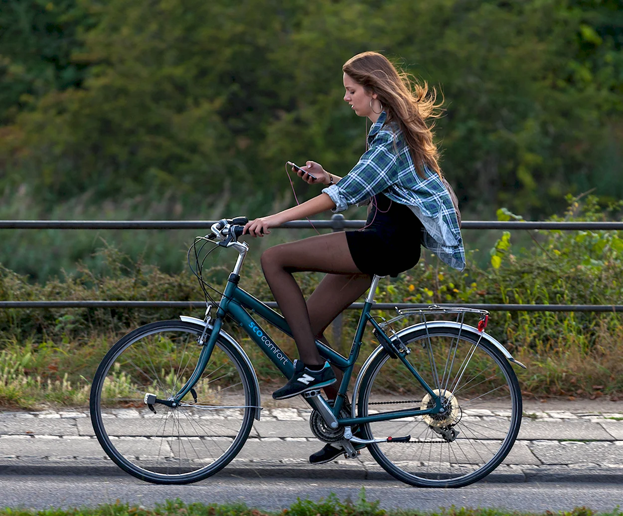 Девушка на велосипеде. Красивая девушка