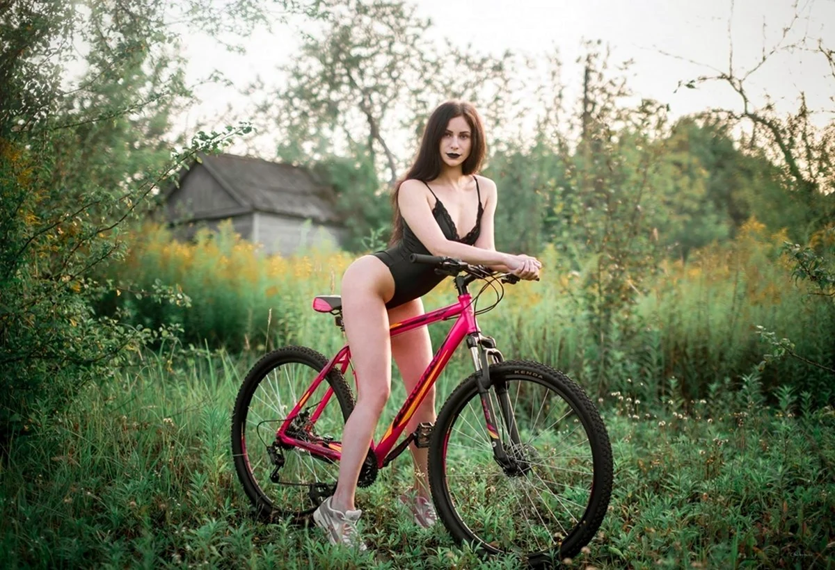 Девушка на велосипеде. Красивая девушка