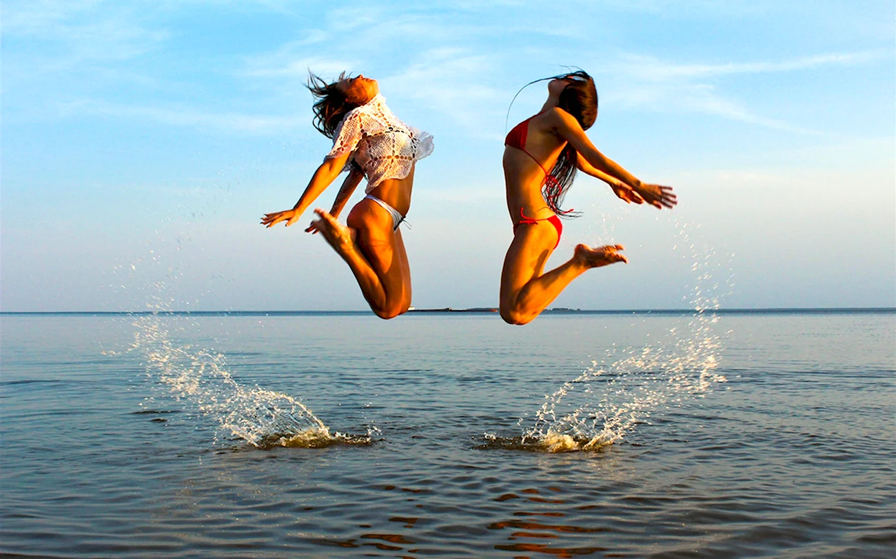 Девушка прыгает в воду. Картинка