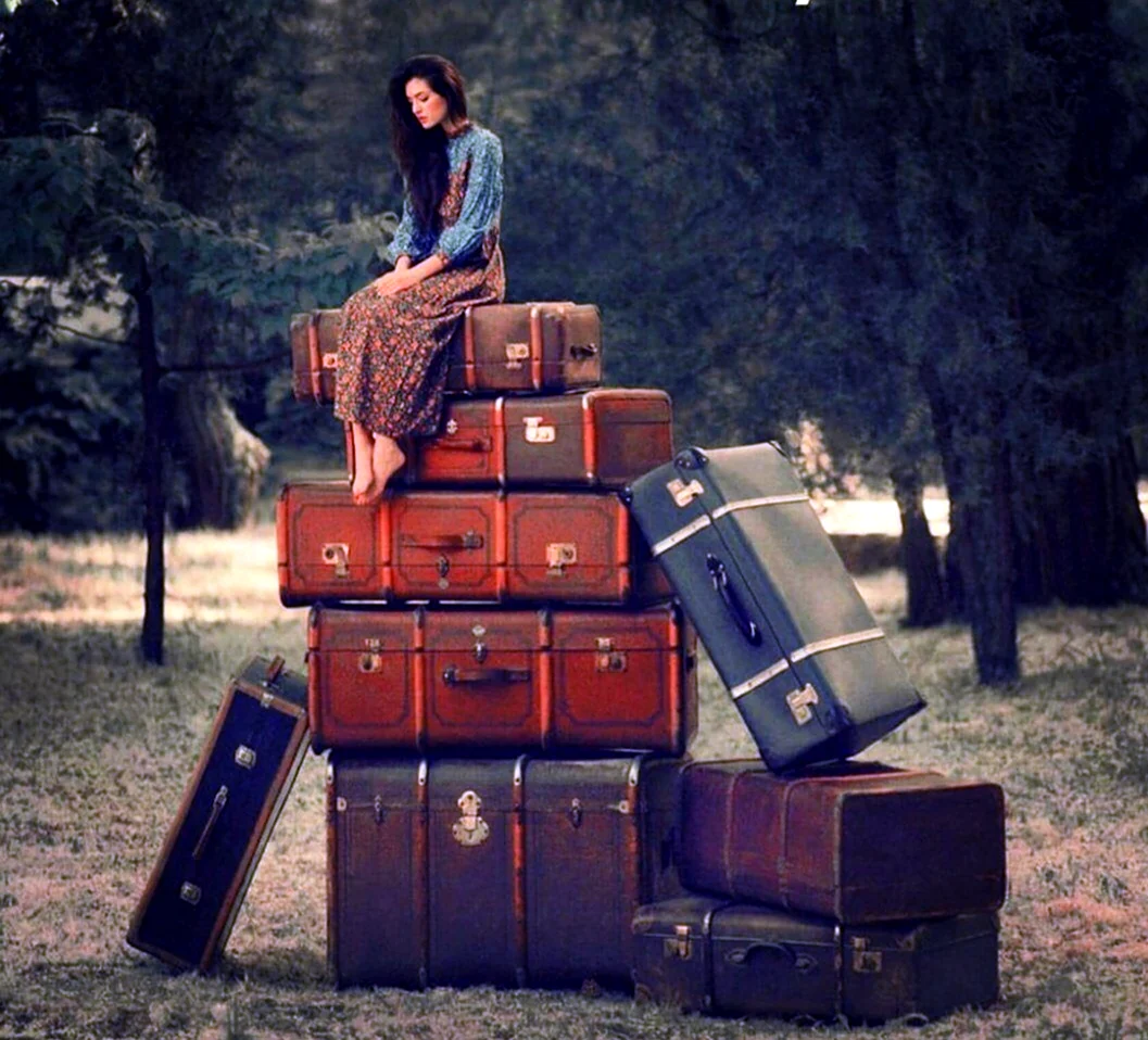 Девушка с чемоданом. Картинка