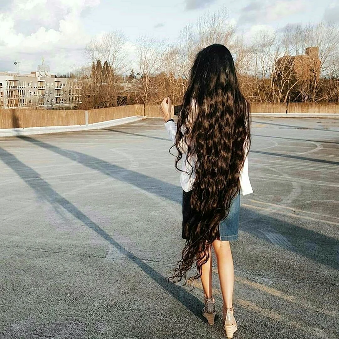 Девушка с длинными волосами со спины. Красивая девушка