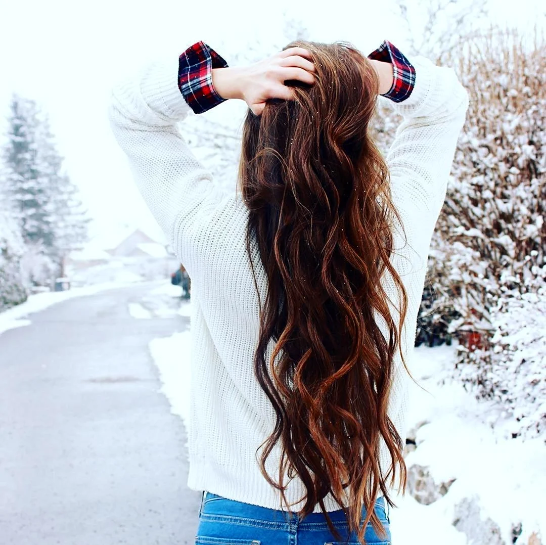 Девушка с длинными волосами зимой. Красивая девушка