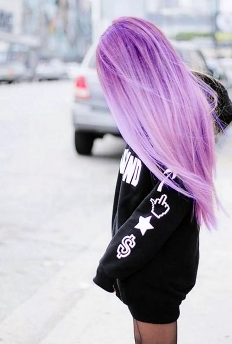 Девушка с фиолетовыми волосами. Красивая картинка