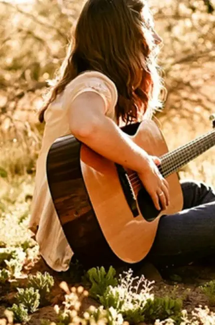 Девушка с гитарой. Картинка