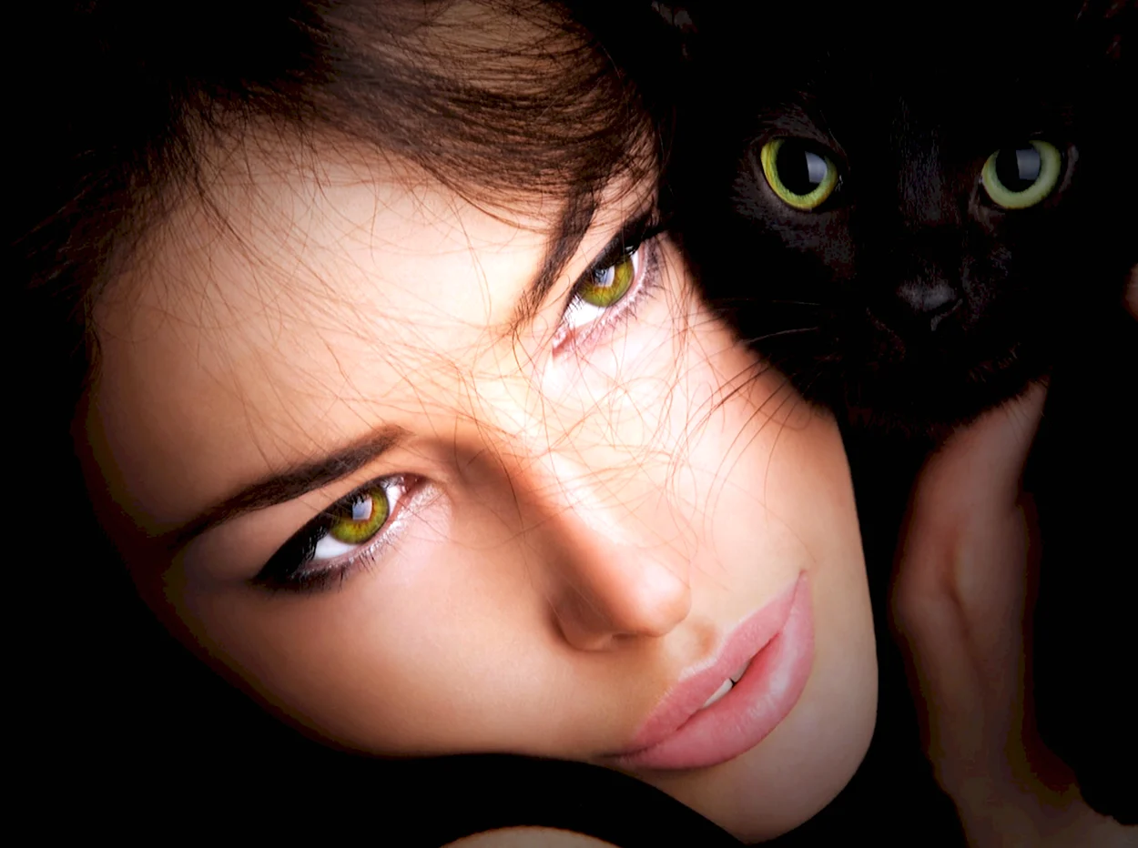 Девушка с кошачьими глазами. Красивая девушка
