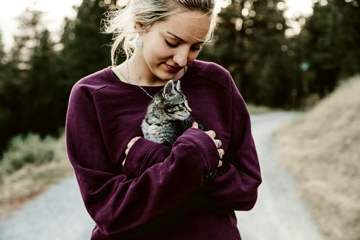 Девушка с котом. Красивая девушка