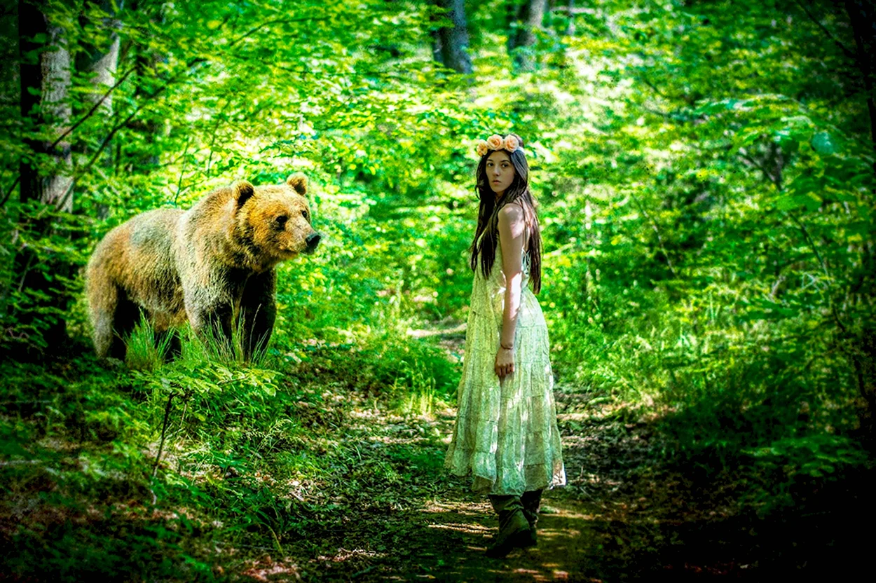 Девушка с медведем в лесу. Красивая девушка