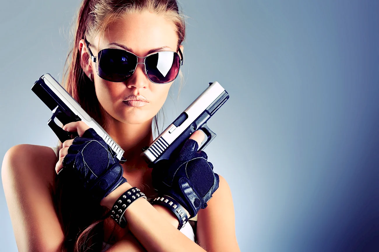 Девушка с пистолетом. Красивая картинка