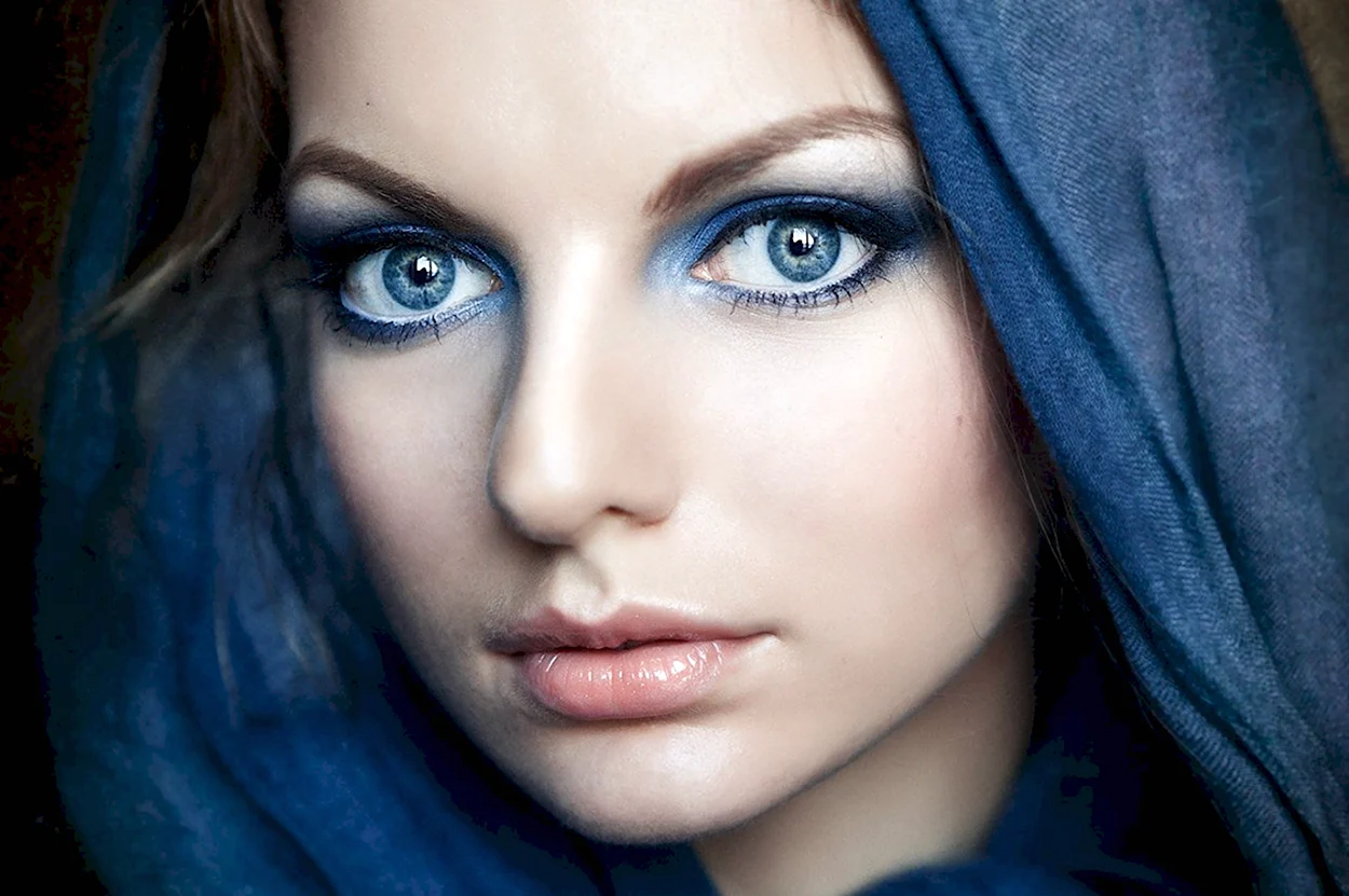 Девушка с синими глазами. Красивая девушка