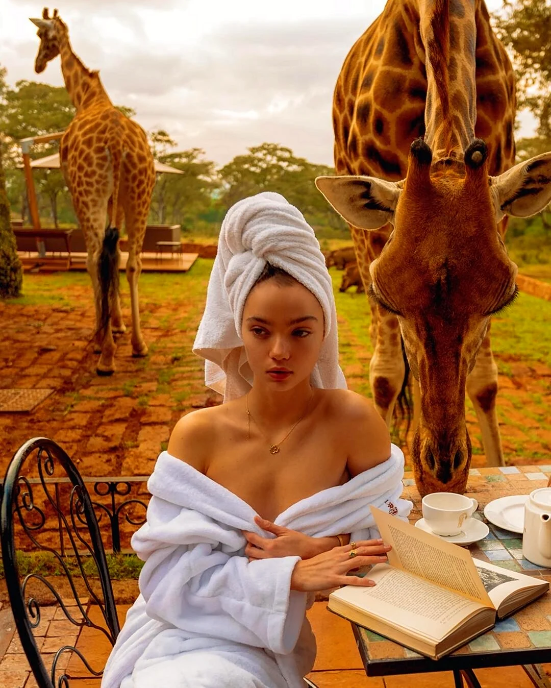 Девушка с жирафом. Картинка из мультфильма