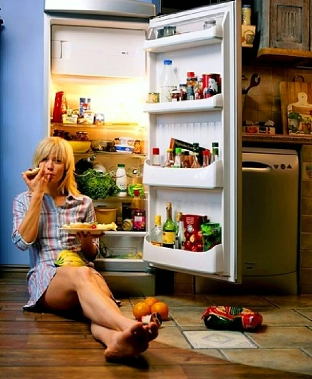 Девушка у холодильника. Картинка