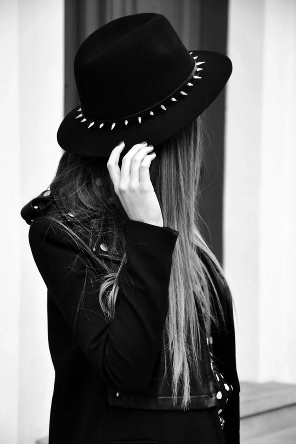 Девушка в черной шляпе. Красивая девушка